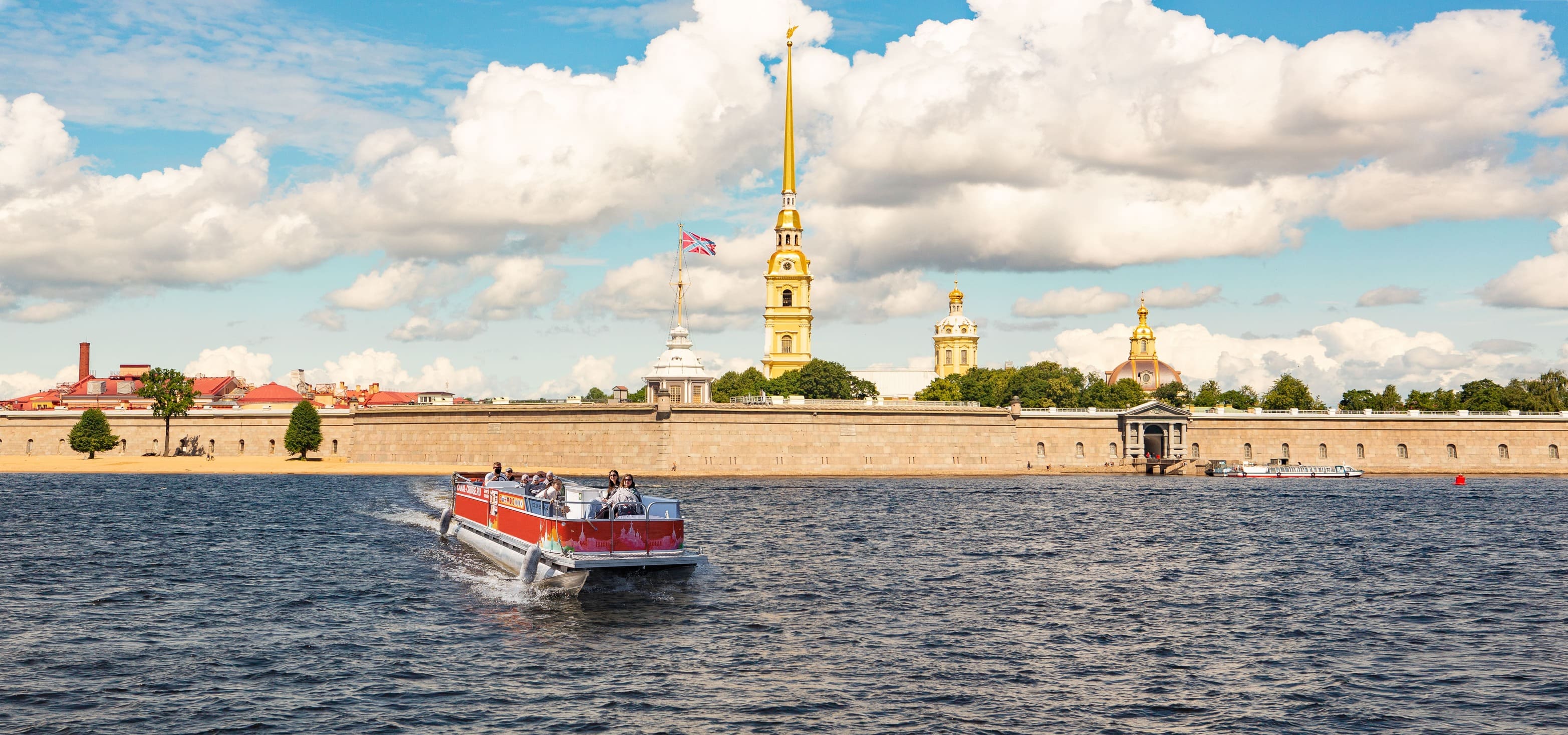 Время в петербурге. Переправа Петропавловская крепость паромная. Паромная переправа через Неву. Адмиралтейская набережная 2 спуск со львами. Паромная переправа биржевой мост.